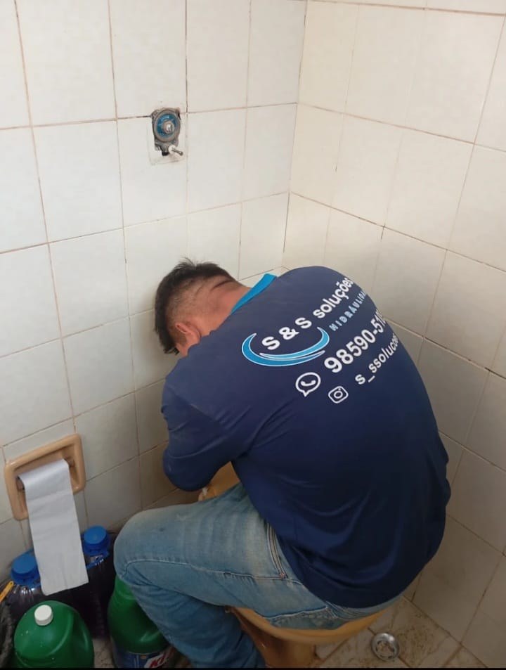 Reparo hidráulico em banheiro